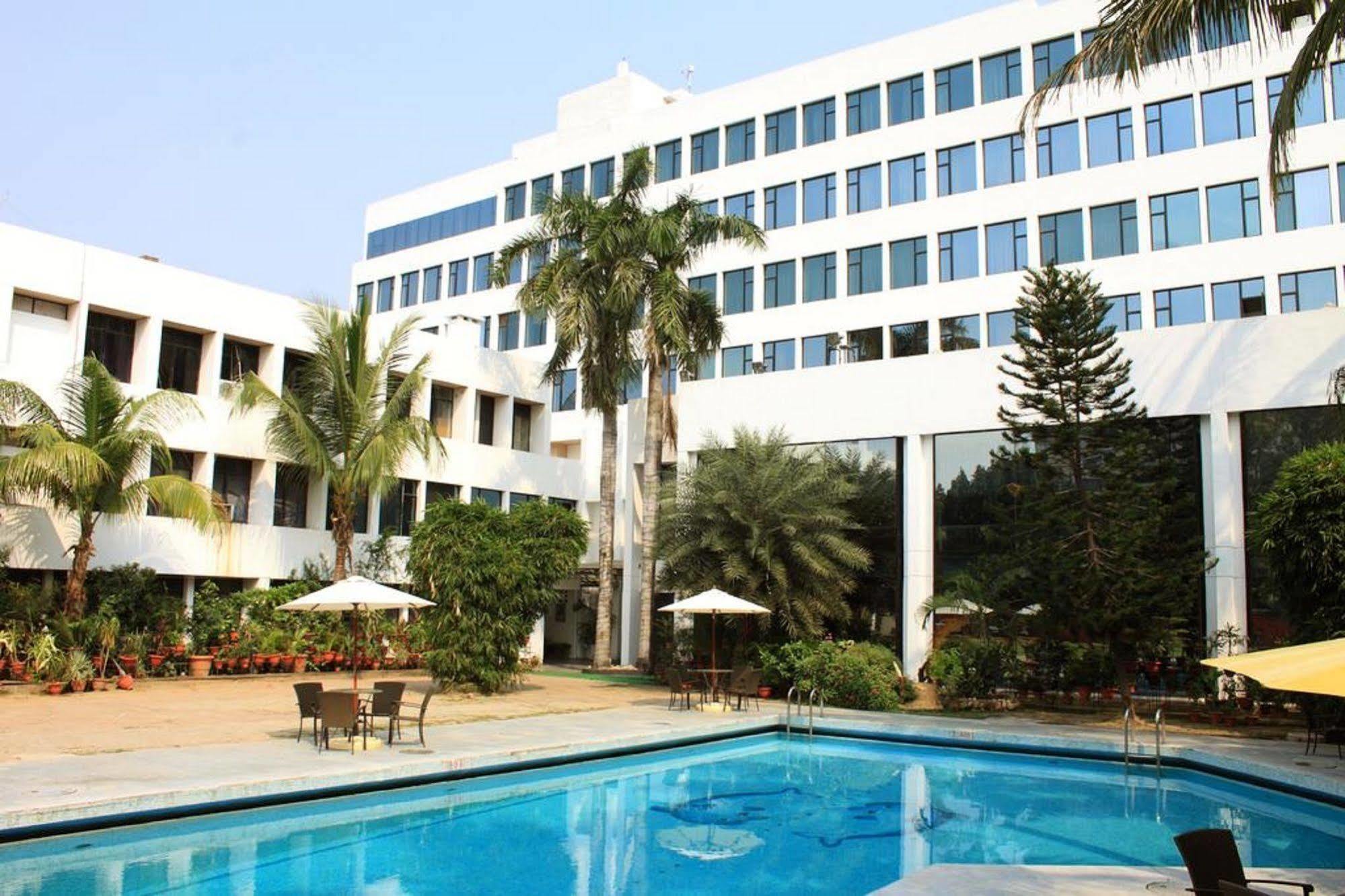 Hotel Maurya Patna Патна Екстериор снимка