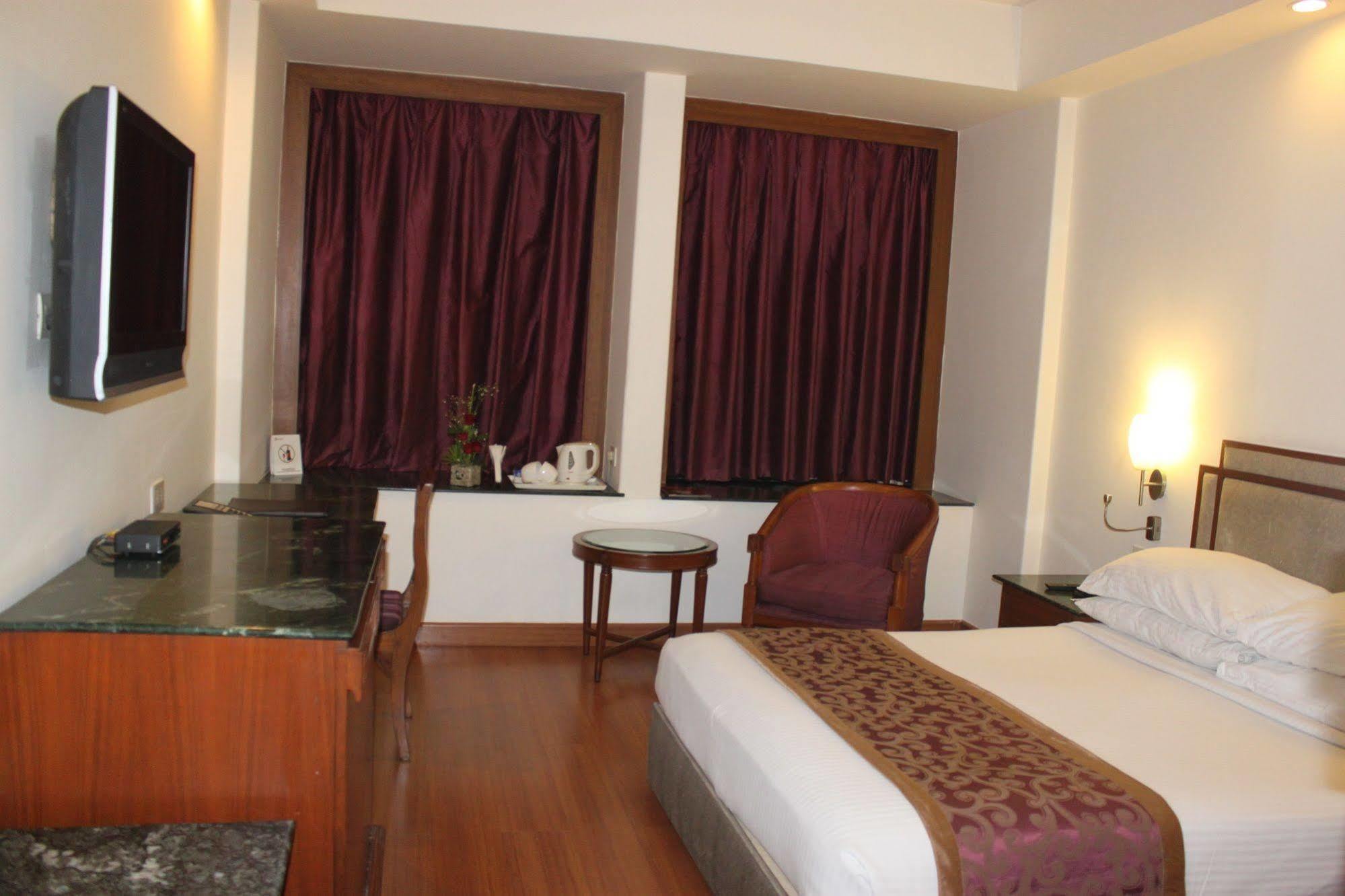 Hotel Maurya Patna Патна Екстериор снимка