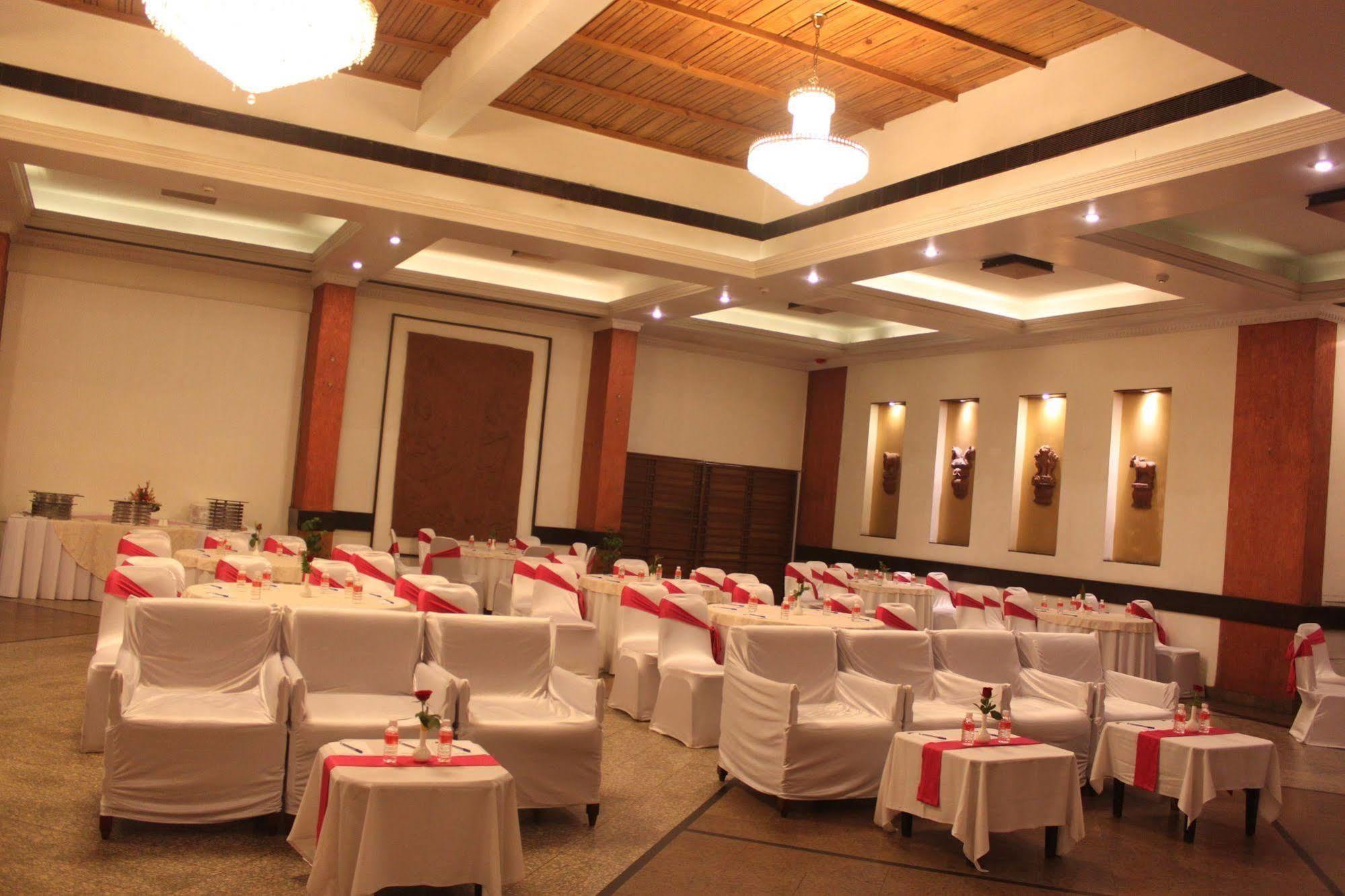 Hotel Maurya Patna Патна Екстериор снимка